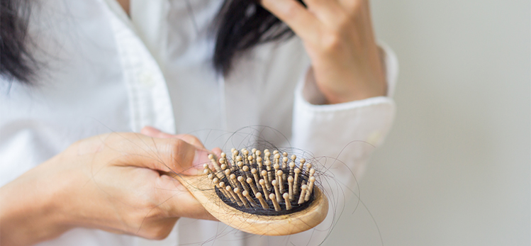 closeup-comb-brush-long-loss-hair